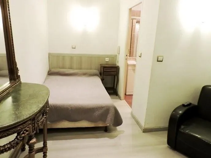 Hotel De L'aveyron Paris